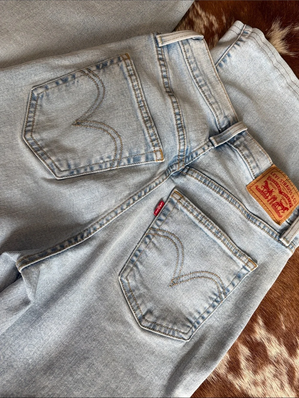 Levi's Women's Light Blue High-Rise Jeans with Signature Back Pockets - Picture 2 of 6